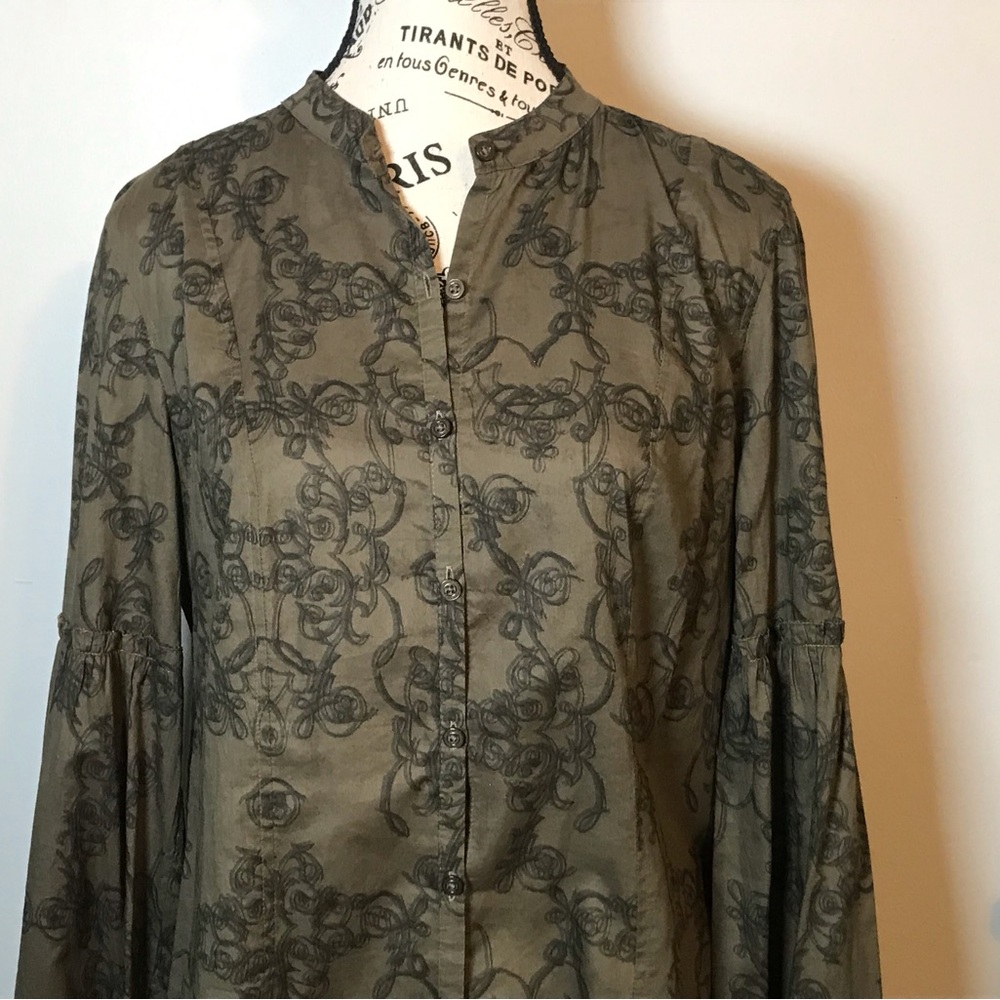 EMBROIDERED CALVIN KLEIN LONG SLEEVES LIGHTWEIGHT COTTON BUTTON UP TOP SZ M